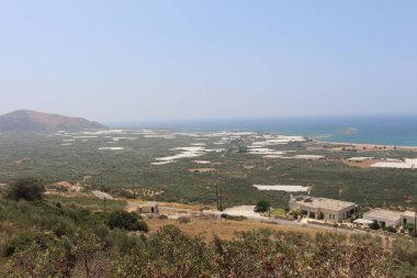 Yunanistan'da Girit adasının batı kesiminde tepenin tepesinden alınan güzel Akdeniz ve Falassarna Plajı panoramik görünümü.