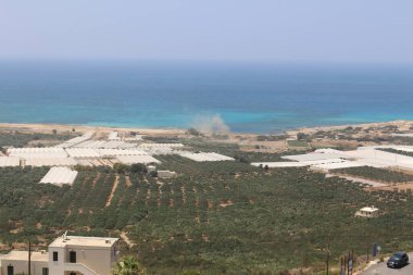 Yunanistan'da Girit adasının batı kesiminde tepenin tepesinden alınan güzel Akdeniz ve Falassarna Plajı panoramik görünümü.