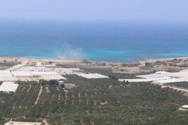 Yunanistan'da Girit adasının batı kesiminde tepenin tepesinden alınan güzel Akdeniz ve Falassarna Plajı panoramik görünümü.