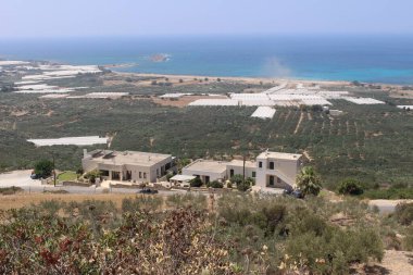 Yunanistan'da Girit adasının batı kesiminde tepenin tepesinden alınan güzel Akdeniz ve Falassarna Plajı panoramik görünümü.