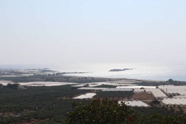 Yunanistan'da Girit adasının batı kesiminde tepenin tepesinden alınan güzel Akdeniz ve Falassarna Plajı panoramik görünümü.