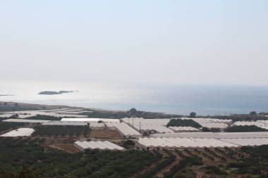 Yunanistan'da Girit adasının batı kesiminde tepenin tepesinden alınan güzel Akdeniz ve Falassarna Plajı panoramik görünümü.