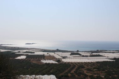 Yunanistan'da Girit adasının batı kesiminde tepenin tepesinden alınan güzel Akdeniz ve Falassarna Plajı panoramik görünümü.