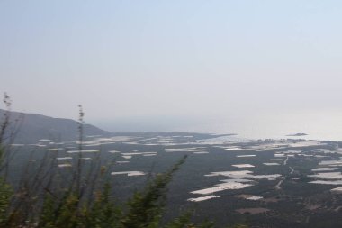 Yunanistan'da Girit adasının batı kesiminde tepenin tepesinden alınan güzel Akdeniz ve Falassarna Plajı panoramik görünümü.