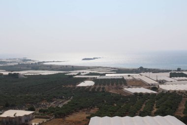Yunanistan'da Girit adasının batı kesiminde tepenin tepesinden alınan güzel Akdeniz ve Falassarna Plajı panoramik görünümü.