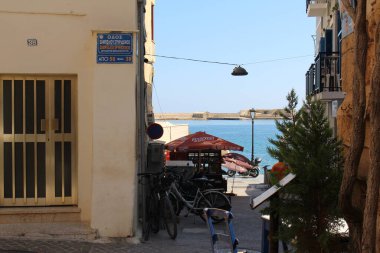 CHANIA, Crete Adası, GREECE - 26 Temmuz 2016: Zampeliou Spyridonos Caddesi ve Douka Dimitriou Caddesi manzarası.