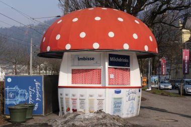BREGENZ, VORARLBERG, AUSTRIA - 12 Şubat 2017: Vorarlberg Caddesi 'ndeki Vorarlberg Milch şirketinin kırmızı ve beyaz mantar şekilli süt ürünü büfesi 