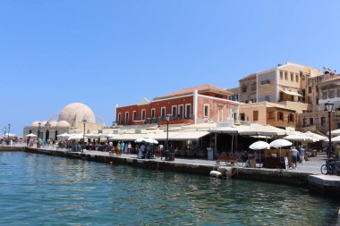 CHANIA, CRETE ADA, GREECE - 30 Temmuz 2016: Kucuk Hasan Paşa Camii ve turistlerle dolu eski Venedik Limanı gezisi ve Akti Tompazi Caddesi 'ndeki güzel tarihi binalar.