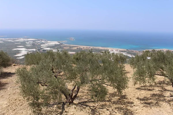 Yunanistan'da Girit adasının batı kesiminde tepenin tepesinden alınan güzel Akdeniz ve Falassarna Plajı panoramik görünümü.