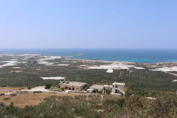 Yunanistan'da Girit adasının batı kesiminde tepenin tepesinden alınan güzel Akdeniz ve Falassarna Plajı panoramik görünümü.