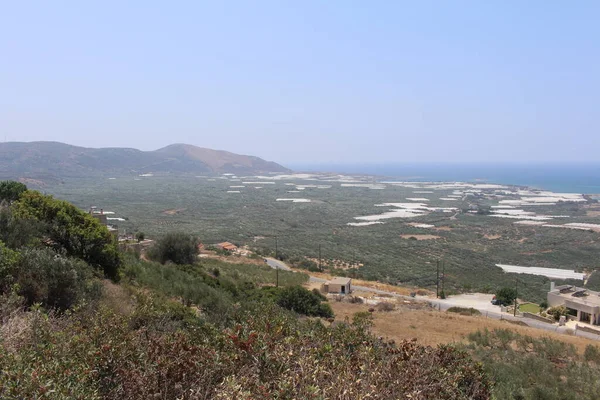 ギリシャのクレタ島西部の丘の頂上から撮影した美しい地中海とファラサルナビーチのパノラマビュー — ストック写真