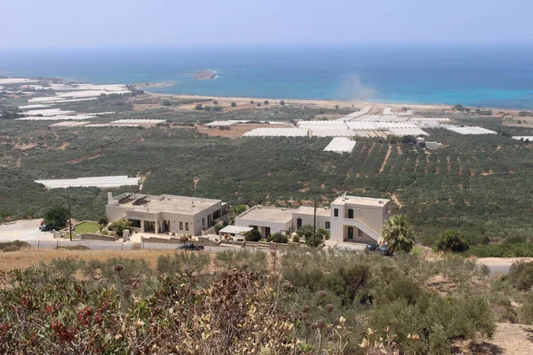 Yunanistan'da Girit adasının batı kesiminde tepenin tepesinden alınan güzel Akdeniz ve Falassarna Plajı panoramik görünümü.