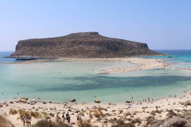 Yunanistan 'ın Girit Adası' ndaki mavi Balos gölü ve plajının güzel bir manzarası.