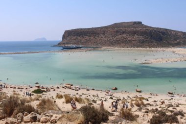 Yunanistan 'ın Girit Adası' ndaki mavi Balos gölü ve plajının güzel bir manzarası.