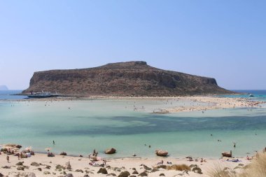 Yunanistan 'ın Girit Adası' ndaki mavi Balos gölü ve plajının güzel bir manzarası.
