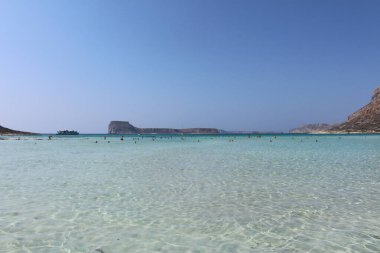 Yunanistan 'ın Girit Adası' ndaki mavi Balos gölü ve plajının güzel bir manzarası.