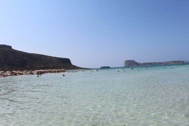 Yunanistan 'ın Girit Adası' ndaki mavi Balos gölü ve plajının güzel bir manzarası.