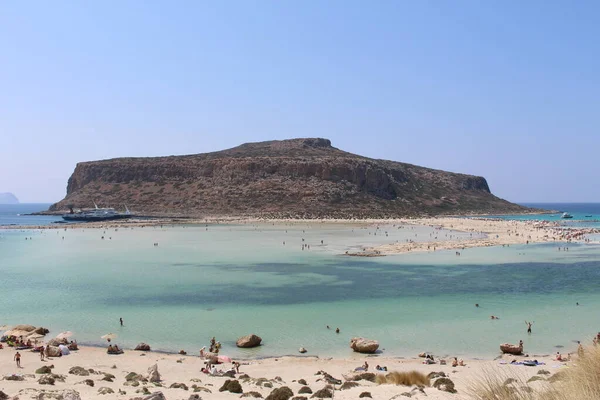 Yunanistan 'ın Girit Adası' ndaki mavi Balos gölü ve plajının güzel bir manzarası.