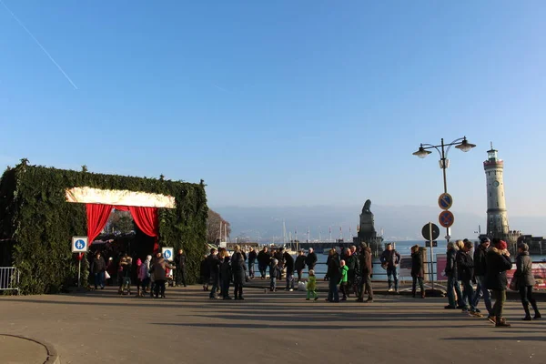 Isla Lindau Alemania Diciembre 2016 Gente Mercado Navidad Lindau Harbor — Foto de Stock