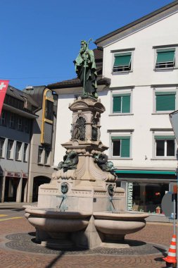 RORSCHACH, St. GALLEN, SWitzERLAND - 10 Temmuz 2016: St. James Fountain (Jakobsbrunnen) İsviçreli heykeltıraş Louis Wethli Jr. 'ın 1896' da Hauptstrasse ve Neugasse caddelerinin kesiştiği noktada.