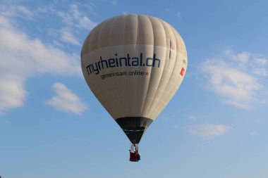 BREGENZ, VORARLBERG, AUSTRIA - 28 Haziran 2016: Mariahilfstrasse Caddesi etrafındaki binaların üzerinde iki kişiyi taşıyan sıcak hava balonu uçuyor.