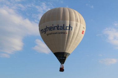 BREGENZ, VORARLBERG, AUSTRIA - 28 Haziran 2016: Mariahilfstrasse Caddesi etrafındaki binaların üzerinde iki kişiyi taşıyan sıcak hava balonu uçuyor.