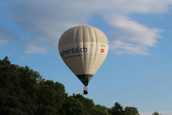 Bregenz Vorarlberg Austria Junio 2016 Globo Aerostático Que Transporta Dos —  Fotos de Stock