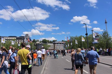 ZURİH, SWitzERLAND - 3 Temmuz 2016: İnsanlar Zürih Şehir Festivali (Zueri Faescht) sırasında gerçekleştirilen etkinliklere ulaşmak için Quai Köprüsü 'nde (Quaibruecke) yürüyor).