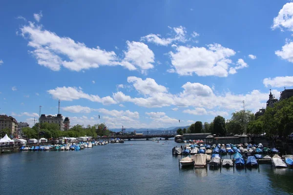 Zurich Suíça Julho 2016 Artistas Estão Equilibrando Slackline Ancorado Através — Fotografia de Stock