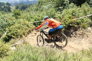 INNSBRUCK, AUSTRIA - 29 Ağustos 2015: Nordkette Alp dağ zincirinde Nordkette Downhill Pro yarışması sırasında tam donanımlı profesyonel motorcu dağ bisikleti sürüyor.