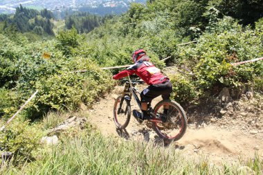 INNSBRUCK, AUSTRIA - 29 Ağustos 2015: Nordkette Alp dağ zincirinde Nordkette Downhill Pro yarışması sırasında tam donanımlı profesyonel motorcu dağ bisikleti sürüyor.