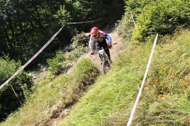 INNSBRUCK, AUSTRIA - 29 Ağustos 2015: Nordkette Alp dağ zincirinde Nordkette Downhill Pro yarışması sırasında tam donanımlı profesyonel motorcu dağ bisikleti sürüyor.