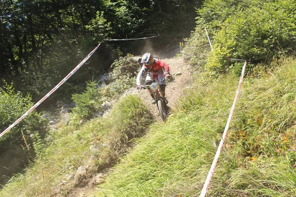 Innsbruck Oostenrijk August 2015 Volledig Uitgeruste Professionele Motorrijder Fietst Bergafwaarts — Stockfoto