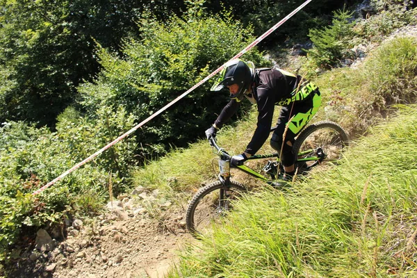 Innsbruck Autriche Août 2015 Cycliste Professionnel Entièrement Équipé Descend Vtt — Photo