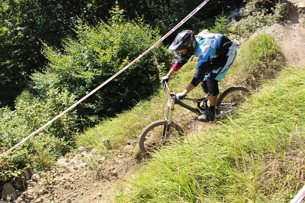 Innsbruck Österrike Augusti 2015 Fullt Utrustad Professionell Cyklist Åker Mountainbike — Stockfoto