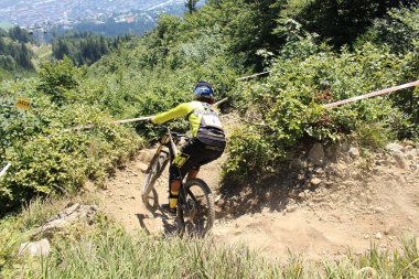 INNSBRUCK, AUSTRIA - 29 Ağustos 2015: Nordkette Alp dağ zincirinde Nordkette Downhill Pro yarışması sırasında tam donanımlı profesyonel motorcu dağ bisikleti sürüyor.