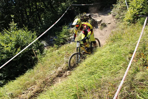 Innsbruck Autriche Août 2015 Cycliste Professionnel Entièrement Équipé Descend Vtt — Photo