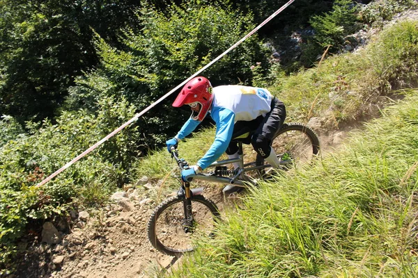 Innsbruck Autriche Août 2015 Cycliste Professionnel Entièrement Équipé Descend Vtt — Photo