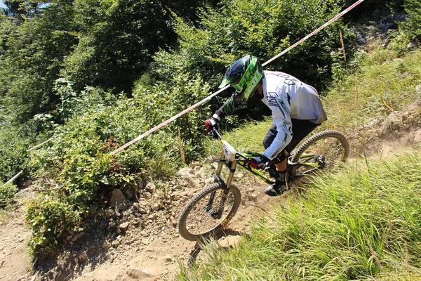 Innsbruck Österrike Augusti 2015 Fullt Utrustad Professionell Cyklist Åker Mountainbike — Stockfoto