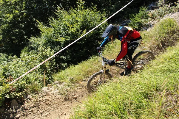 Innsbruck Rakousko August 2015 Plně Vybavený Profesionální Cyklista Jezdí Horském — Stock fotografie