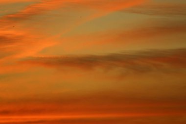 Bregenz, Avusturya 'da gün batımında kırmızı ve bulutlu bir gökyüzü