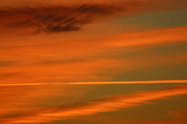 奥地利布雷根茨的日落时分 天空一片红色 — 图库照片