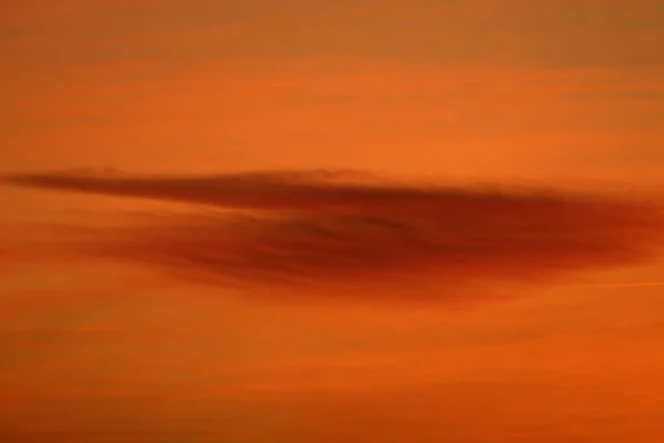 Roodachtige Bewolkte Lucht Bij Zonsondergang Bregenz Oostenrijk — Stockfoto