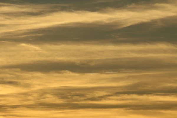 奥地利布雷根茨的日落时分 天空一片红色 — 图库照片