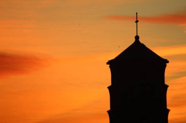 Mariahilf Kilisesi (başlangıçta Pfarrkirche Mariahilf veya Heldendankkirche) Bregenz, Vorarlberg, Avusturya 'da Mariahilf Caddesi' nde günbatımında bulunan kule..