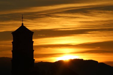 Mariahilf Kilisesi (başlangıçta Pfarrkirche Mariahilf veya Heldendankkirche) Bregenz, Vorarlberg, Avusturya 'da Mariahilf Caddesi' nde günbatımında bulunan kule..