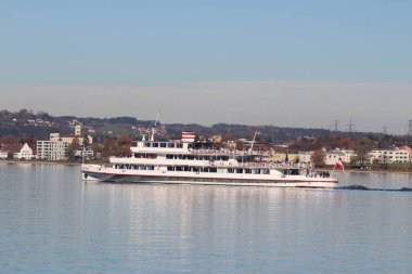 Lake Constance, BREGENZ, AUSTRIA - 7 Kasım 2015: Bregenz Limanı 'ndan alınan turistik tekne Constance Gölü' nden (veya Bodensee) geçiyor.