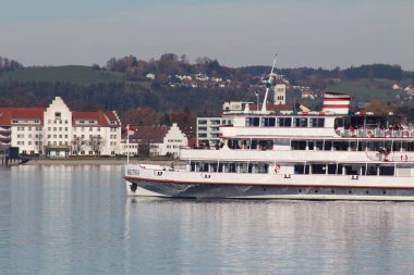 Lake Constance, BREGENZ, AUSTRIA - 7 Kasım 2015: Bregenz Limanı 'ndan alınan turistik tekne Constance Gölü' nden (veya Bodensee) geçiyor.