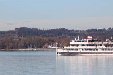 Lake Constance, BREGENZ, AUSTRIA - 7 Kasım 2015: Bregenz Limanı 'ndan alınan turistik tekne Constance Gölü' nden (veya Bodensee) geçiyor.