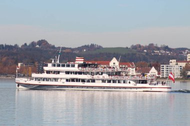 Lake Constance, BREGENZ, AUSTRIA - 7 Kasım 2015: Bregenz Limanı 'ndan alınan turistik tekne Constance Gölü' nden (veya Bodensee) geçiyor.